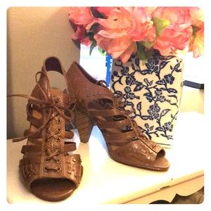 These shoes are beautiful, got them as a gift!